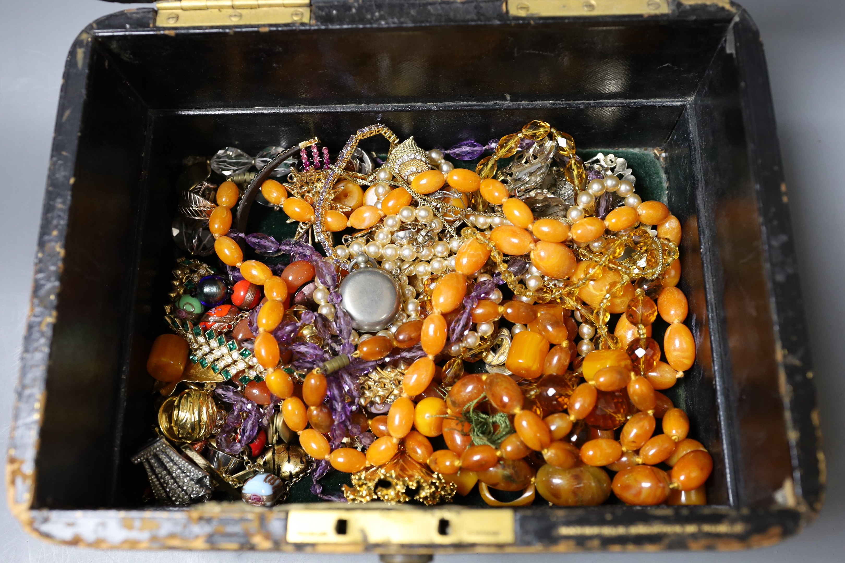 Mixed costume jewellery, cased.